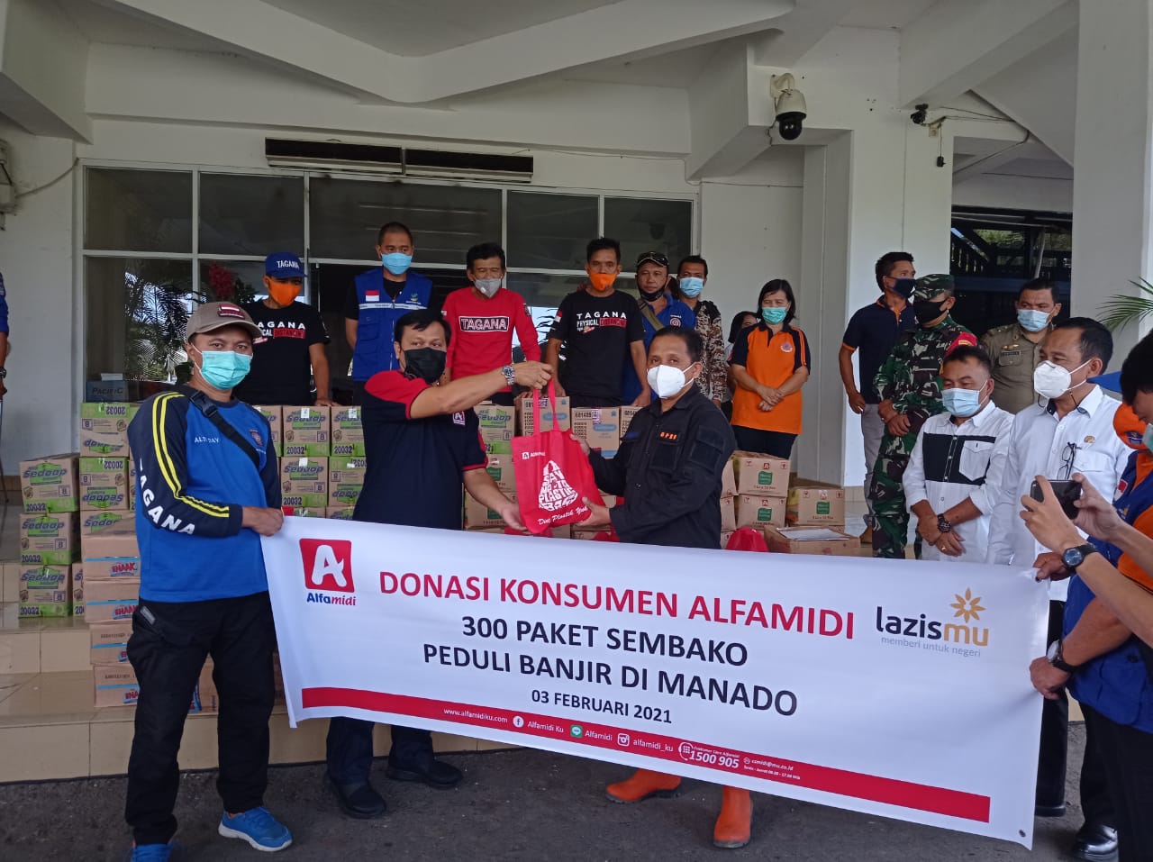 Bantu Pulihkan Ekonomi, Donasi Konsumen Alfamidi Salurkan 300 Paket Sembako Peduli Banjir di Manado