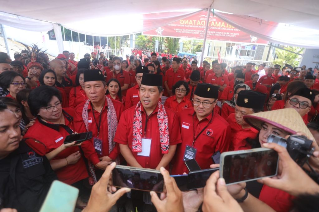 Steven Kandouw Antar 45 Bacaleg PDI Perjuangan Daftar di KPU Sulut