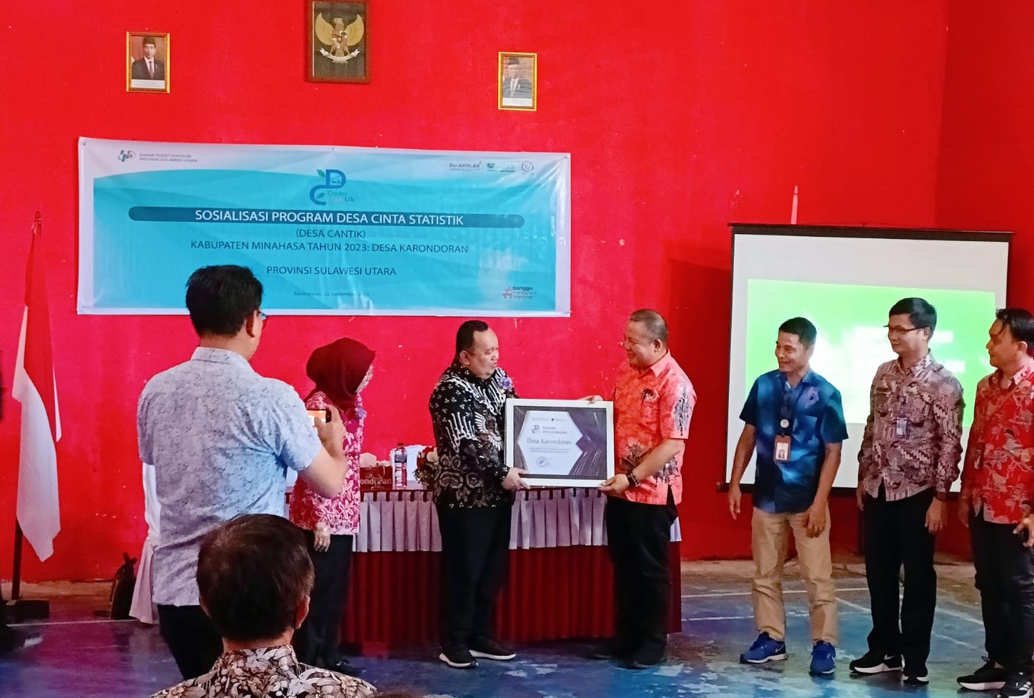 Hukum Tua Karondoran Terima Penghargaan Desa Cinta Statistik Tahun 2023 