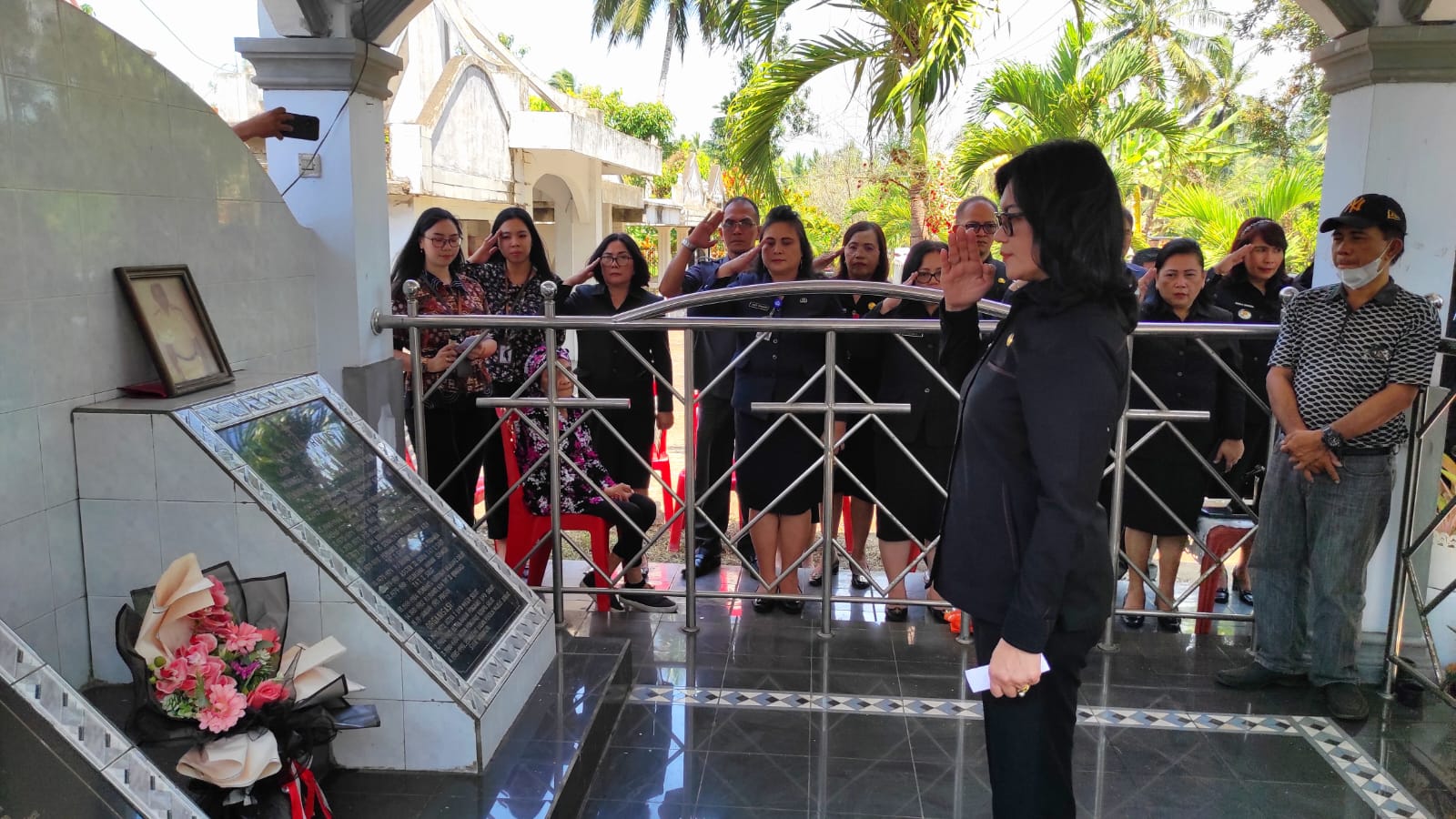 Sekda Watania Pimpin Upacara Ziarah di Makam Mantan Bupati Minahasa