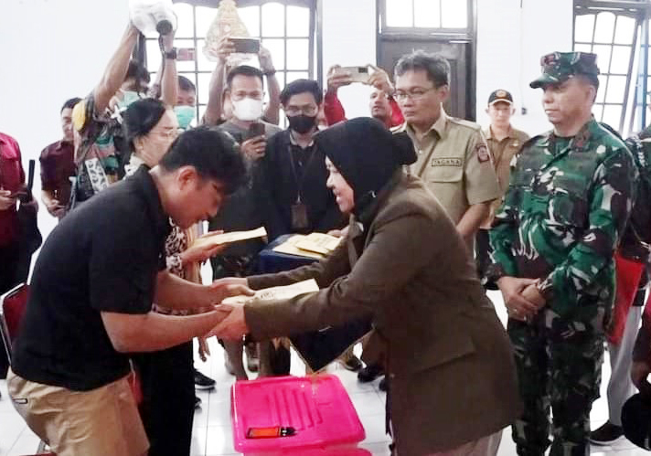 Mensos Risma Serahkan Langsung Santunan Korban Longsor di Manado