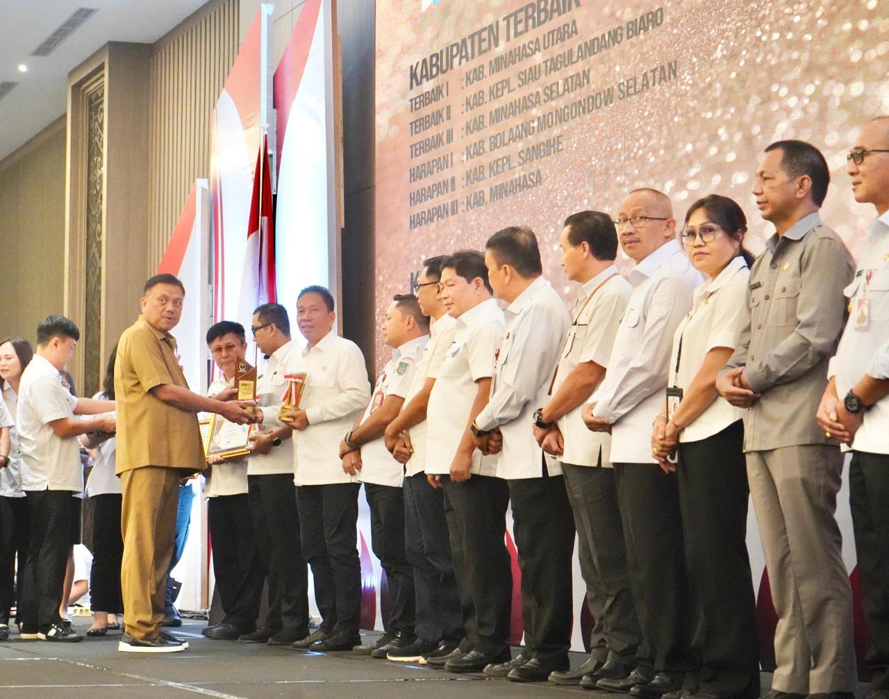 Hadiri RPJPD dan RKPD Tingkat Provinsi Sulut, Bupati Minsel Terima Berbagai Penghargaan