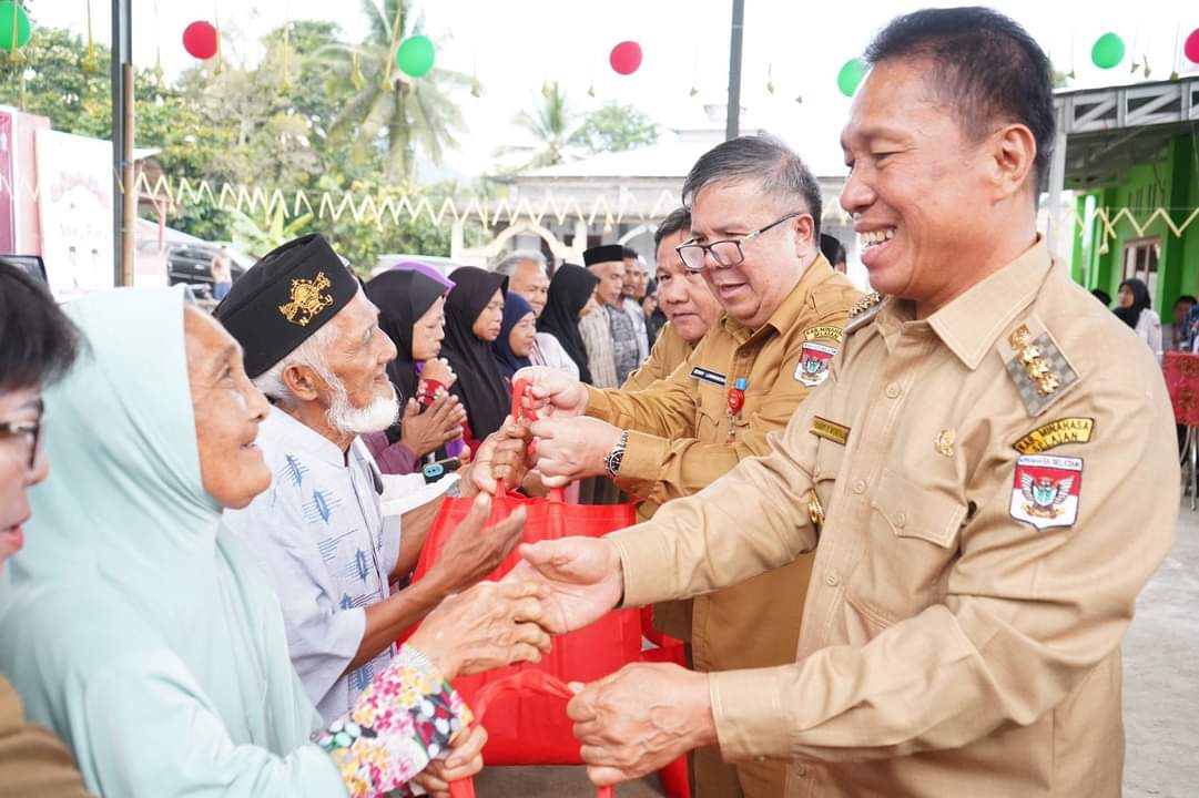 Safari Ramadan di Desa Bojonegoro, Bupati FDW Salurkan  Bantuan Kepada Masyarakat