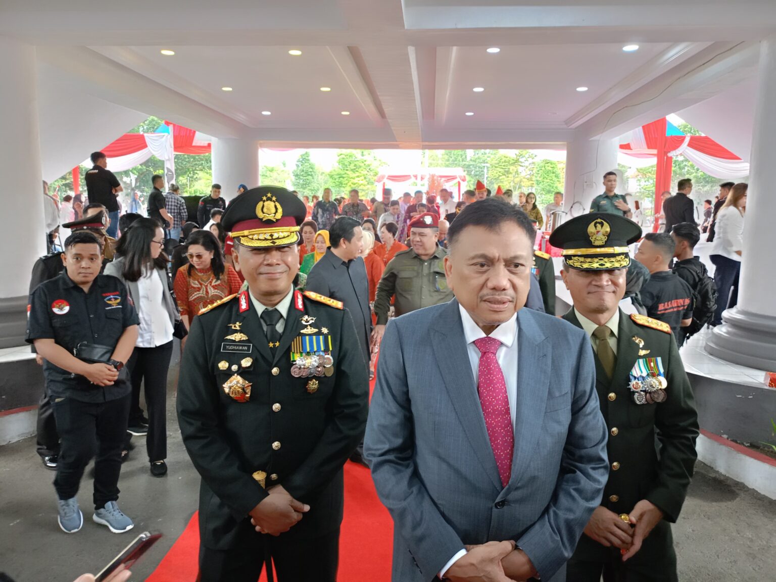 HUT Bhayangkara Meriah, Gubernur Olly-Wagub Steven dan Kapolda Ikut Tarian Ampa Wayer