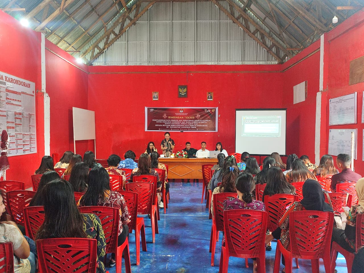 38 Pantarlih di Langowan Timur Dibekali Teknis Pemuktahiran Data dan Penggunaan Aplikasi e-Coklit