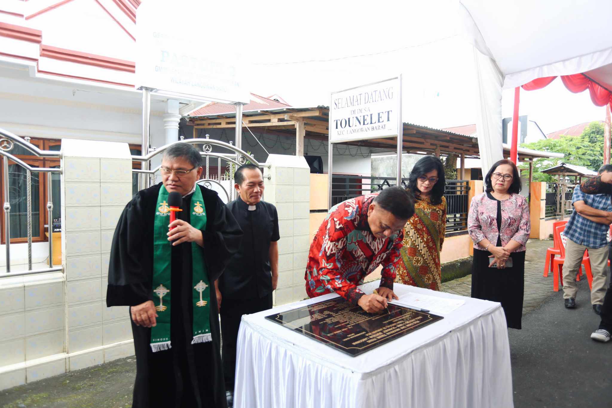Resmikan Pastori 2 GMIM Schwarz  Langowan, Gubernur Olly: Waspada Terhadap Persekongkolan Jahat