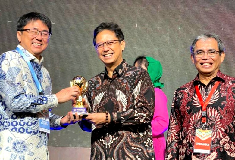 Wapres RI Berikan Penghargaan UHC Award Kepada Pemkot Manado