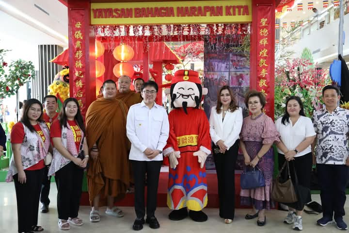 Walikota Andrei dan Isteri Kunjungi Pameran Buddhist Exchibition 