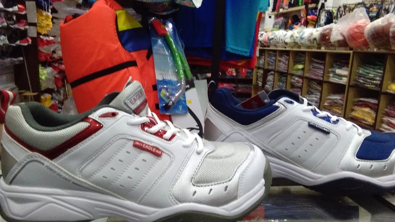 Sepatu Tenis dan  Bulutangkis, Datang Saja ke Nyiur Sports