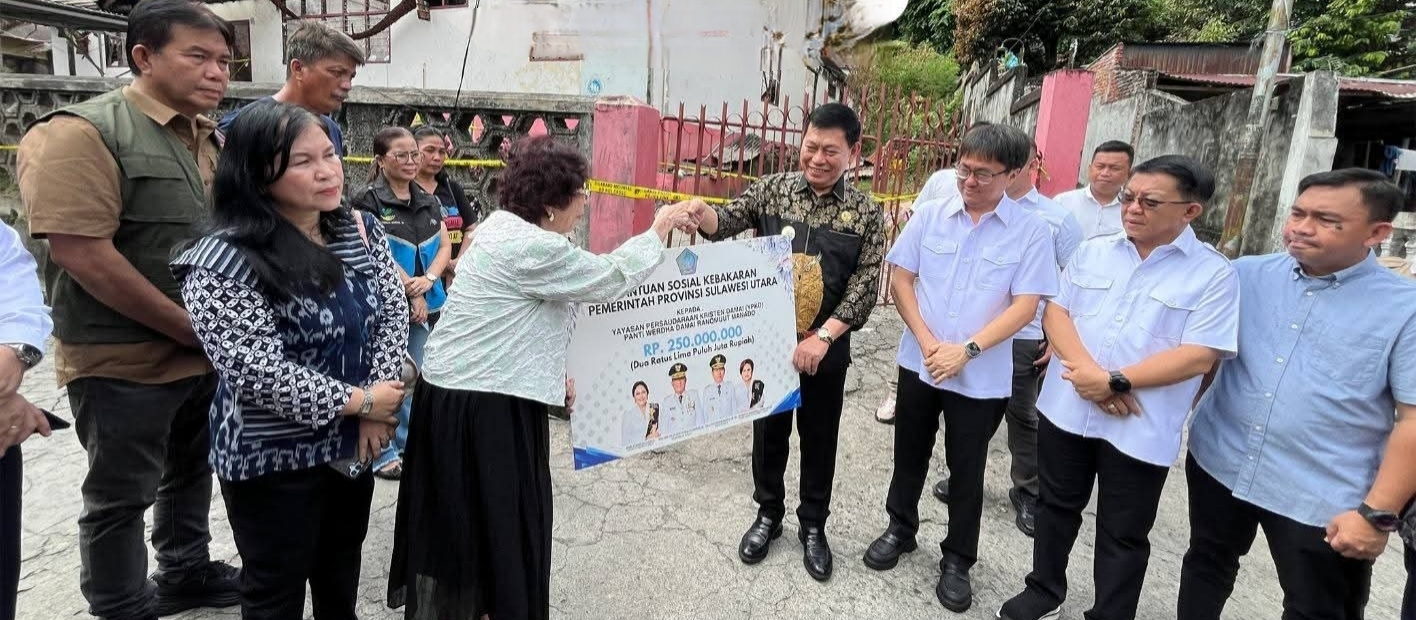 Wagub Victor Serahkan Bantuan Sosial Kebakaran di Panti Werdha Damai Ranomuut