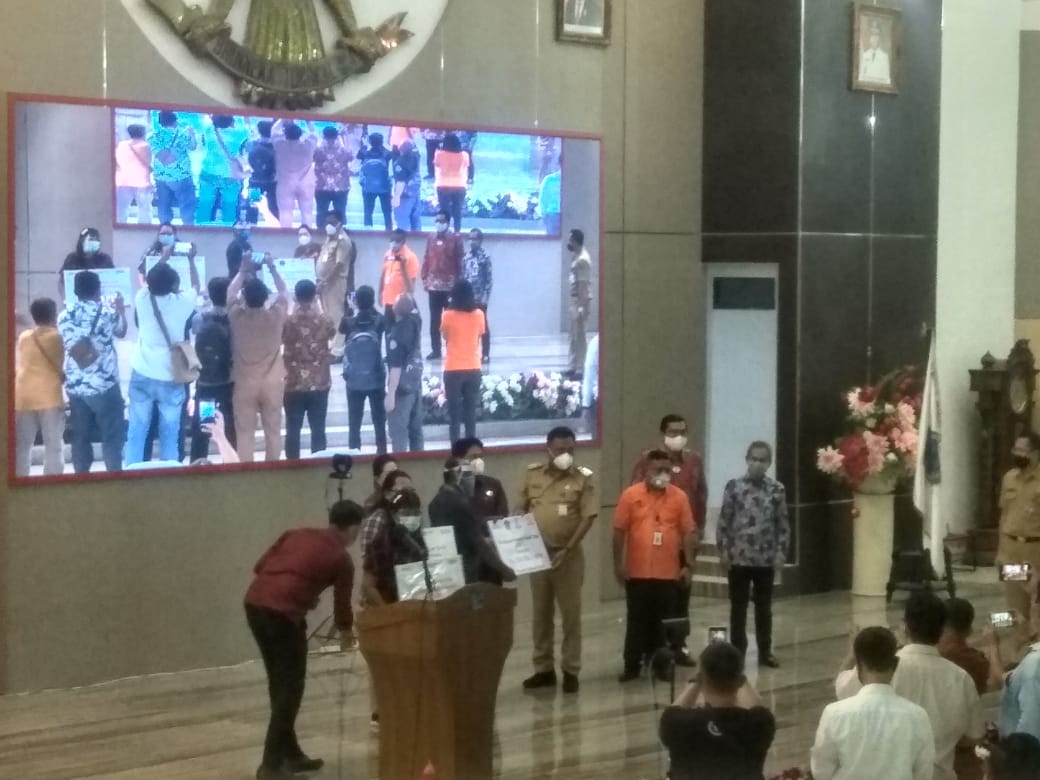 Gubernur Olly Hadiri Penyerahan Bansos Tahun 2021 oleh Presiden Jokowi Melalui Vidcon