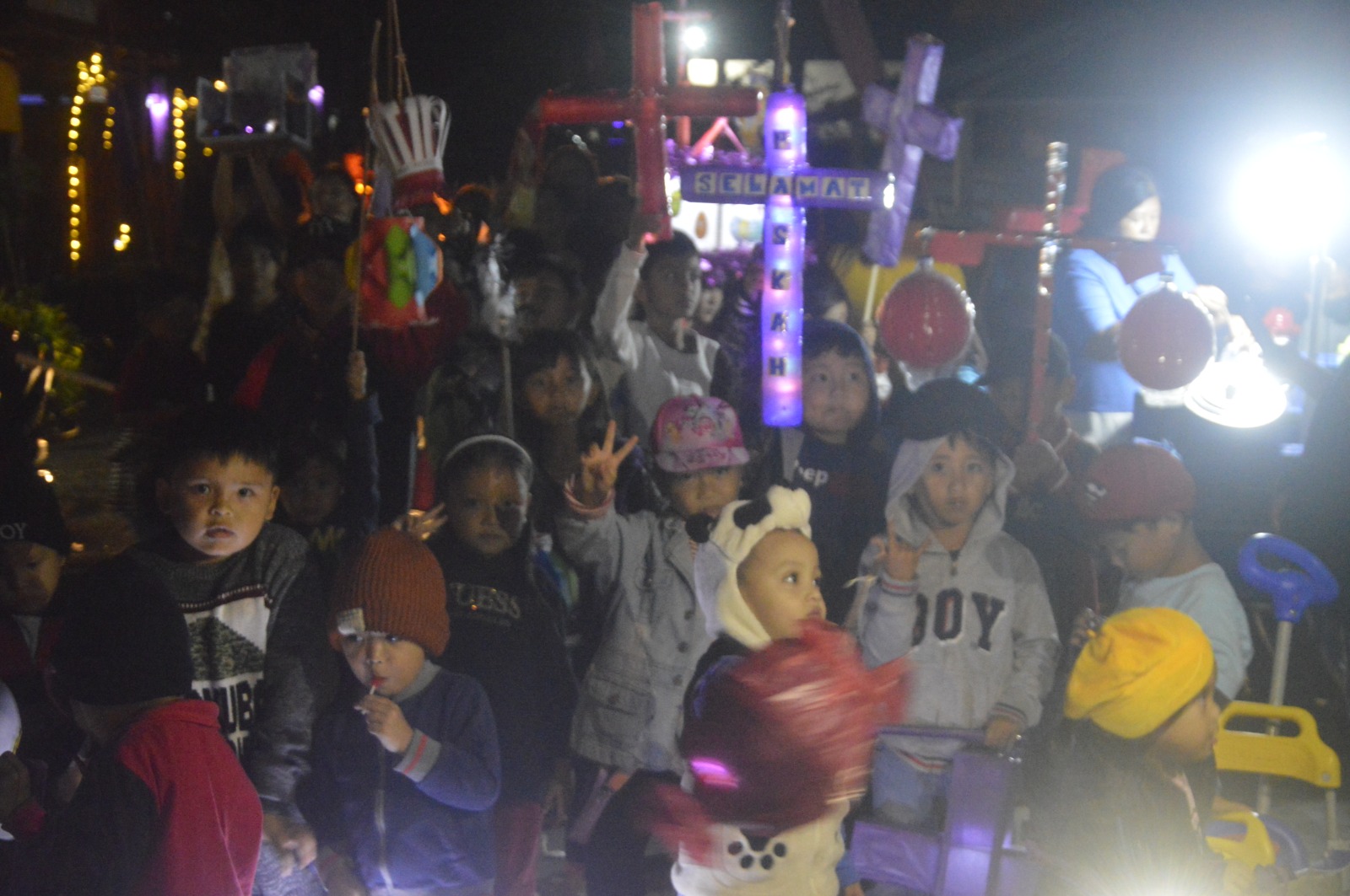 Peringati Jumat Agung dan Paskah, ASM Jemaat GMIM BenZer Ranomerut Gelar Pawai Lampion