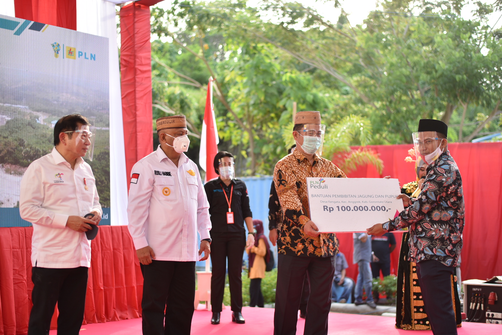 Warga di PLTU Anggrek  Terima Bibit  Jagung dan Pupuk dari PLN UIP Sulbagut