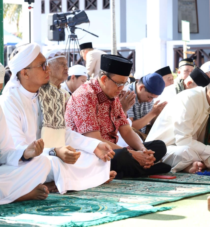 Sholat Ied Bersama Umat Muslim, Bupati ROR Ajak Pertahankan Sikap Toleransi