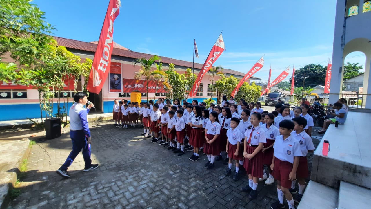 DAW Berikan Bantuan Alat Tulis Menulis dan Edukasi Keselamatan Berlalu Lintas di SD Katolik St. Fransiscus Xaverius Maumbi