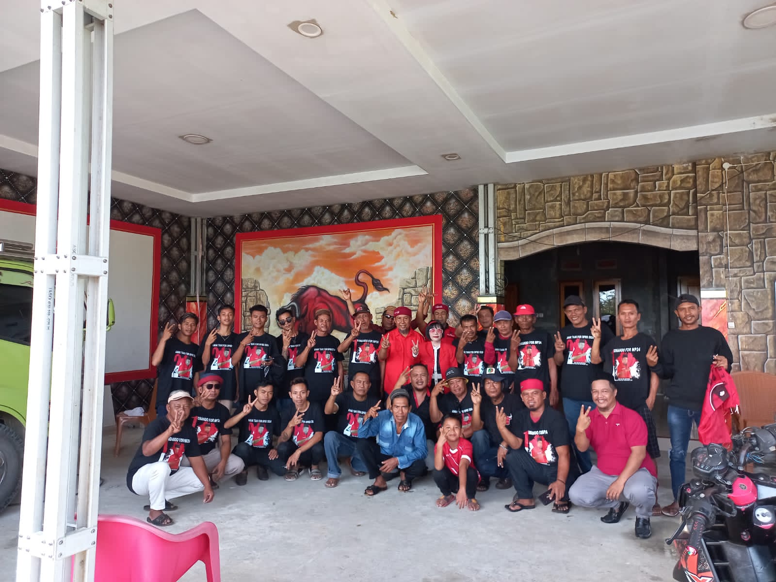 Puluhan Militan Antarkan MP Mendaftar ke KPUD Bolmut