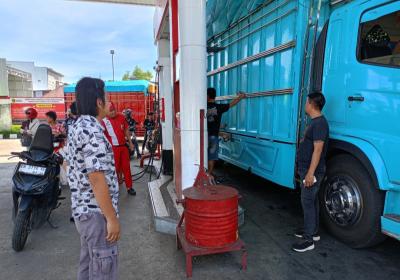 Anggota Polsek Tumpaan Intensif Lakukan Pengontrolan Pengisian BBM di SPBU Tumpaan