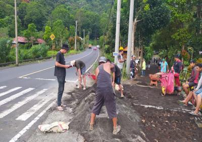 Benahi Jalan Pemukiman, Pemdes Noongan Bangun Jalan Paving Sepanjang 50 Meter