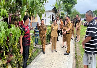 Wali Kota Caroll Turlap Tinjau Pembangunan Rumah Layak Huni
