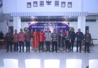 Wali Kota Tomohon Hadiri Acara Kenal Pamit Kapolres dan Ketua Bhayangkari di Rumah Dinas