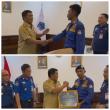 Gubernur Yulius Turut Panggil Personil Damkarmat Manado Marlon Bangonang dan Beri Penghargaan